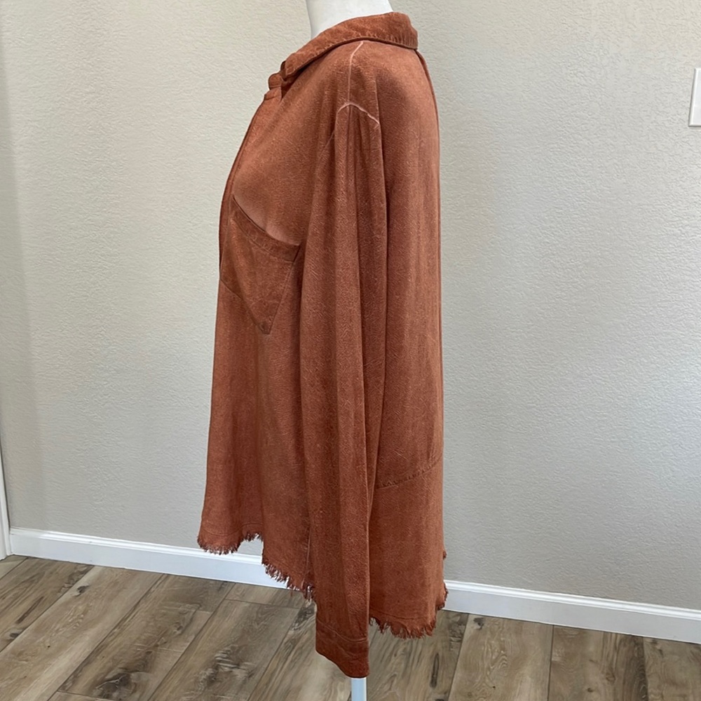 LIKE NEW UMGEE BUTTON DOWN TOP - Picture 5 of 10